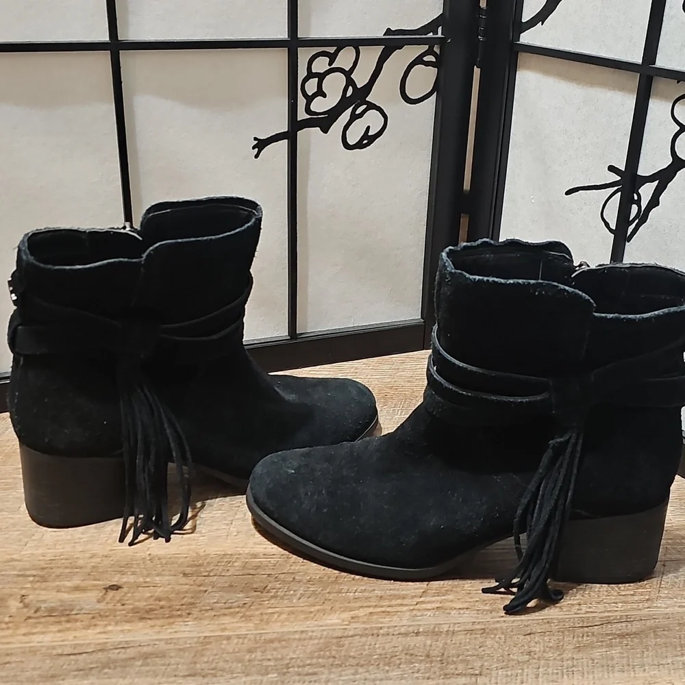 Koolaburra UGG Black Zippered Ankle Boots Kenz Suede Tassel Size 9